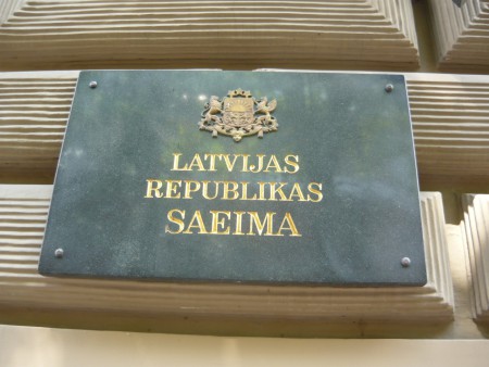 A lett parlament címeres táblája